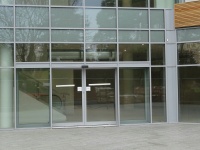 Las puertas de entrada del edificio