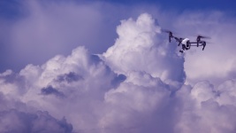 Drone voando entre as nuvens