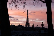 Eiffelova věž při západu slunce