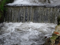Rápido cascada que fluye río