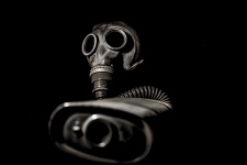 Maska gazowa w cieniu