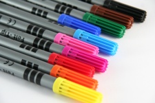 Penne colorate in una fila
