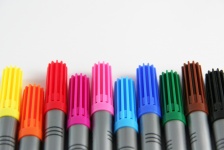 Penne colorate in una fila