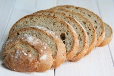 Fette di pane su uno sfondo bianco