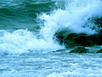 Волны океана разбивающихся о скалы