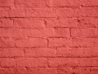 Červené malované cihlové zdi