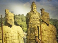 Réplicas de guerreiros chinês da argila