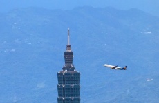 Taipei 101 superior com avião