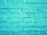 Turquoise malované cihlové zdi