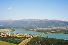 Vedere baraj și de munte