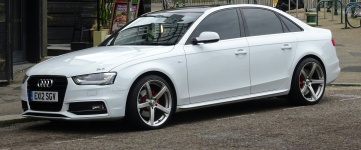 Bílá Audi A4 sedan