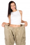 Mulher nas calças após a dieta