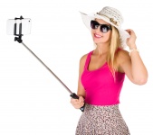 Donna che cattura una selfie