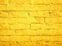 Žlutá malované cihlové zdi