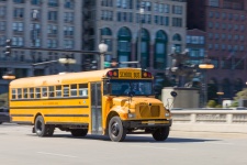 Autobuz școlar galben