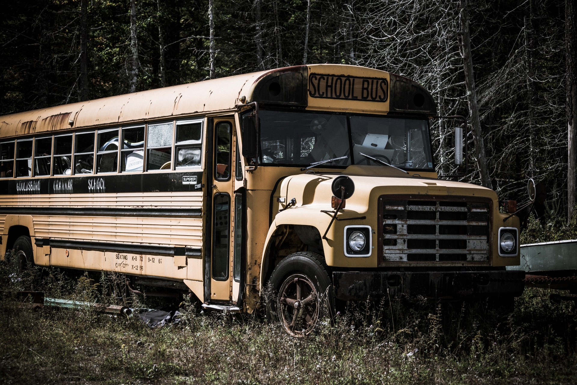 Abandonado ônibus escolar