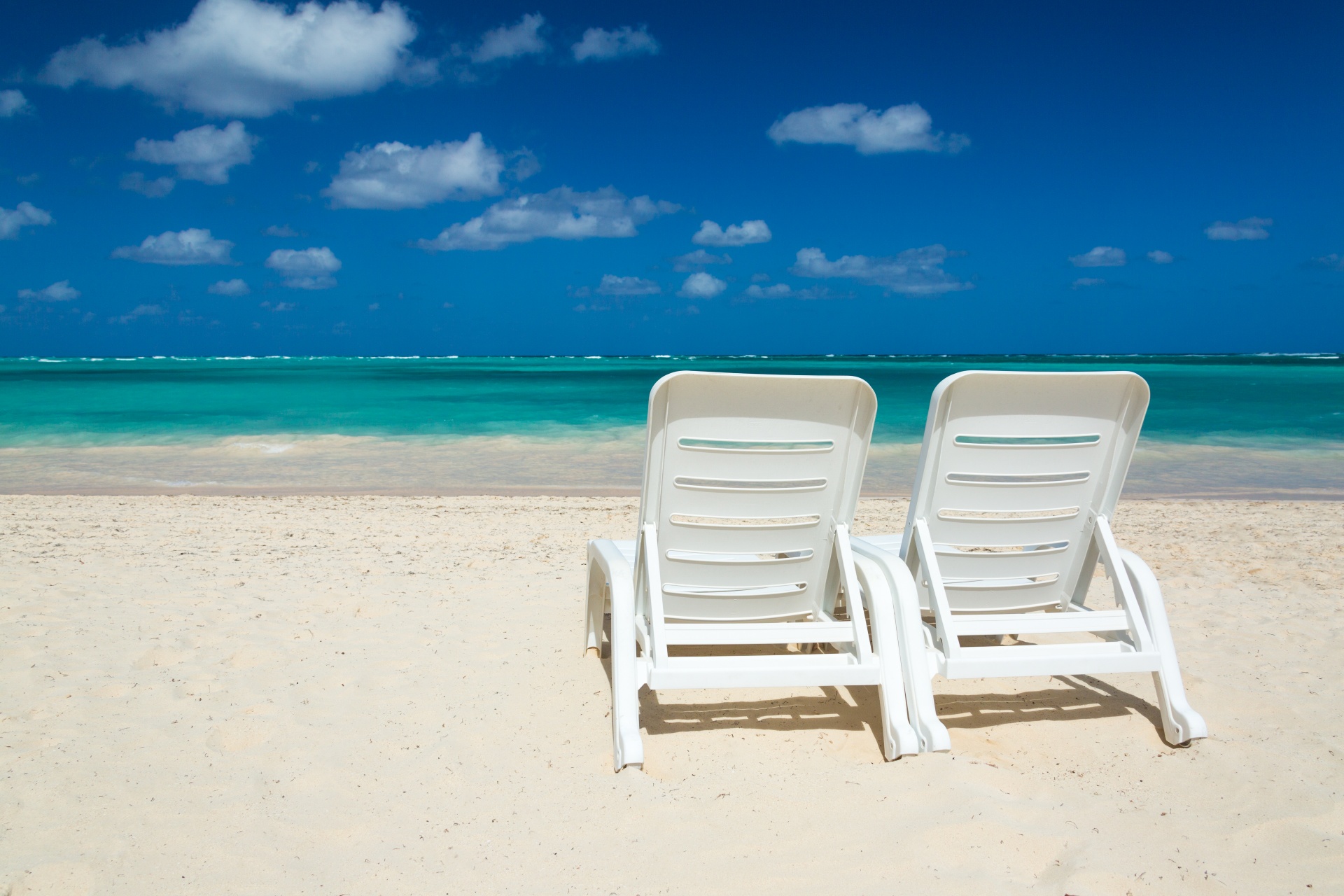Пляж стулья и море