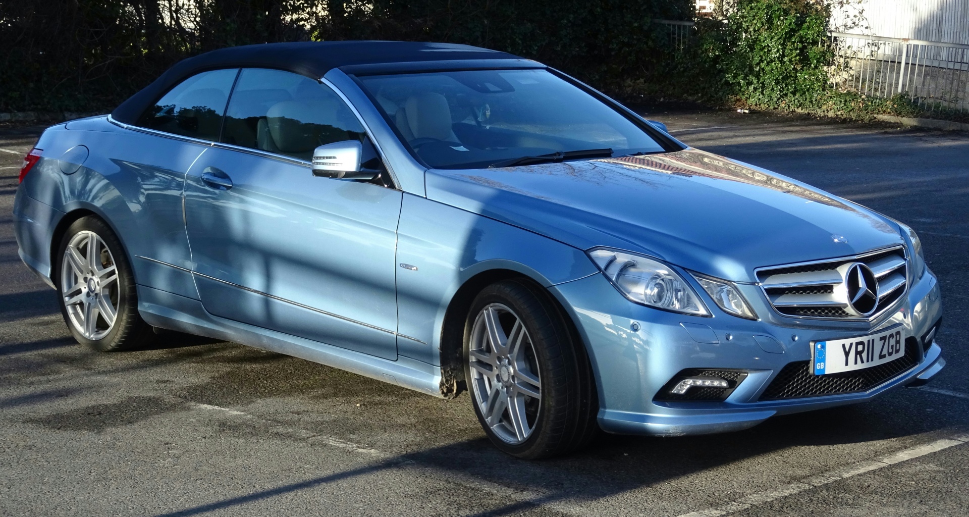 Blu Mercedes Car