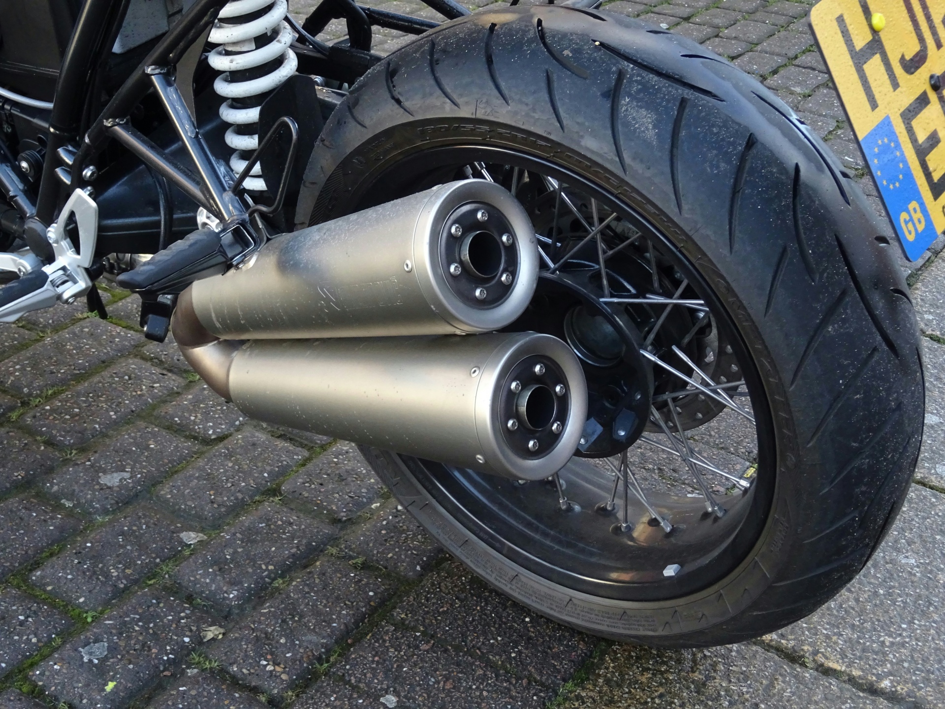 宝马摩托车排气管和轮毂