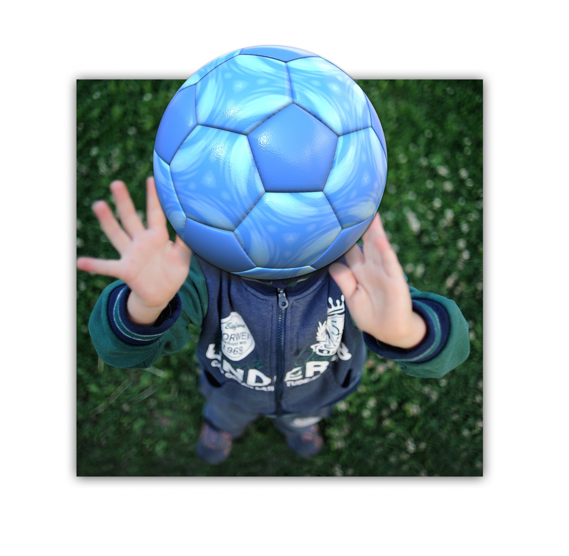 Junge werfende Fußball-Kugel