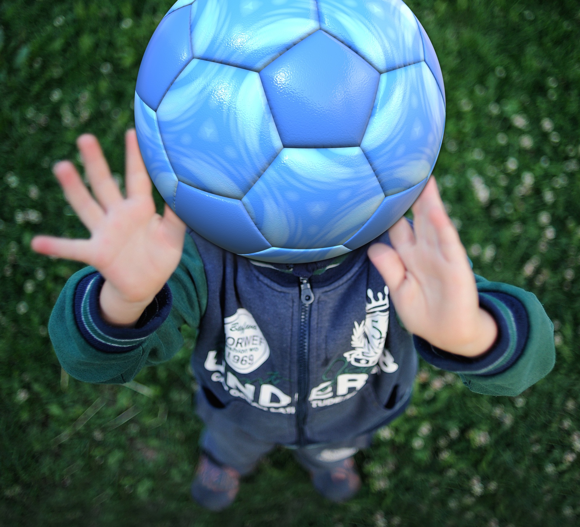 男孩投掷足球