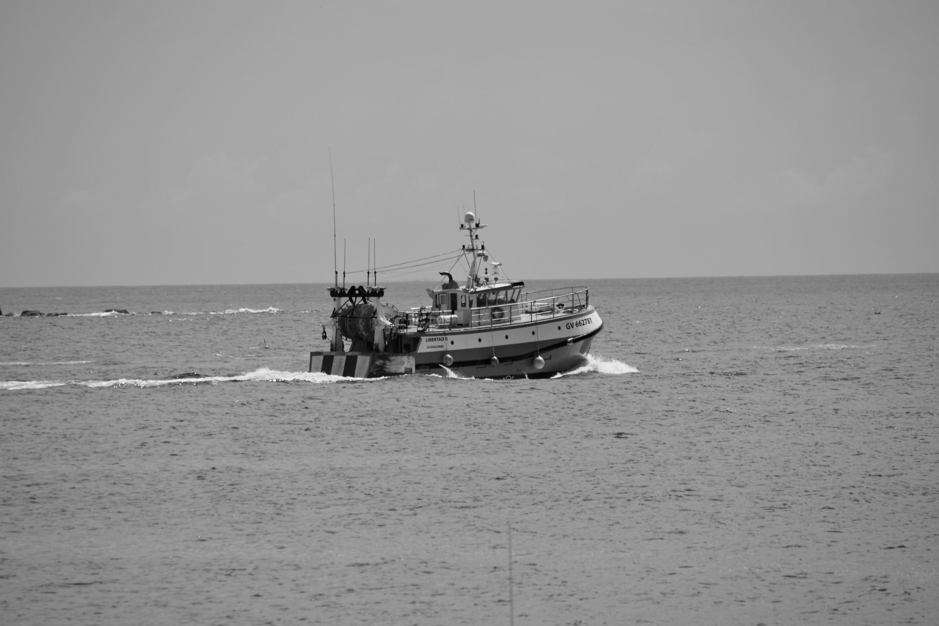 拖网渔船在海上