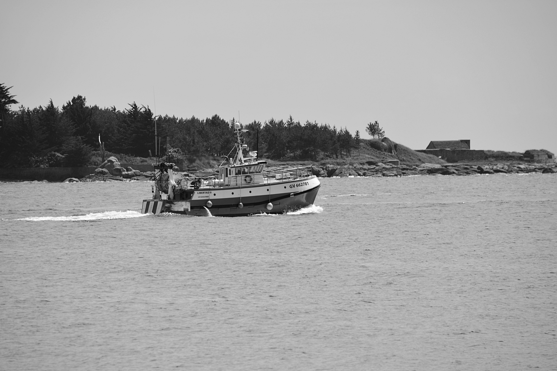 拖网渔船在海上