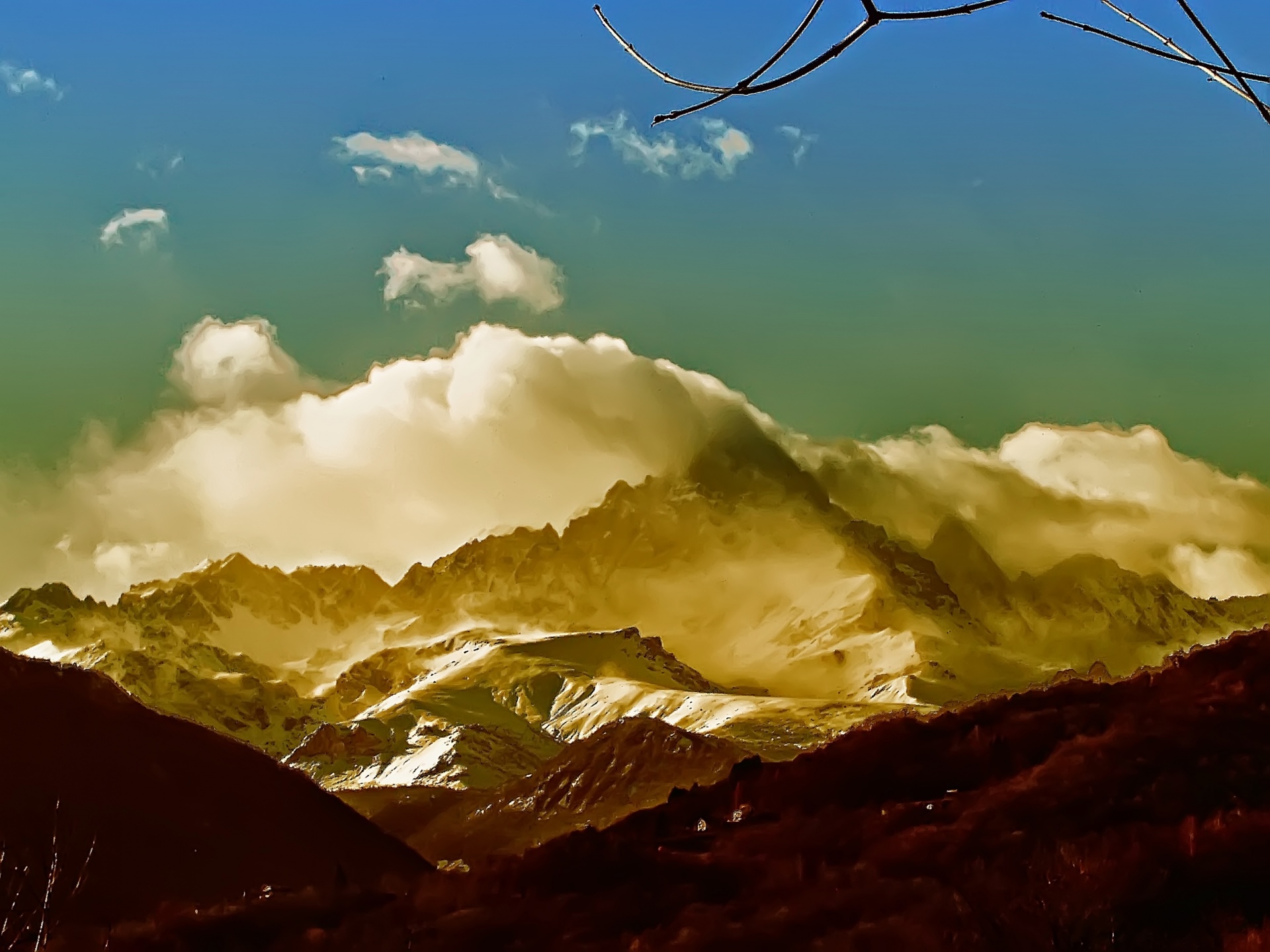 云和雪的阿尔卑斯山