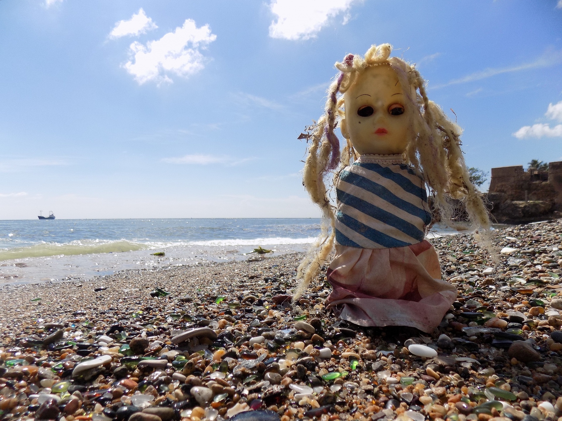 Bambola sulla spiaggia