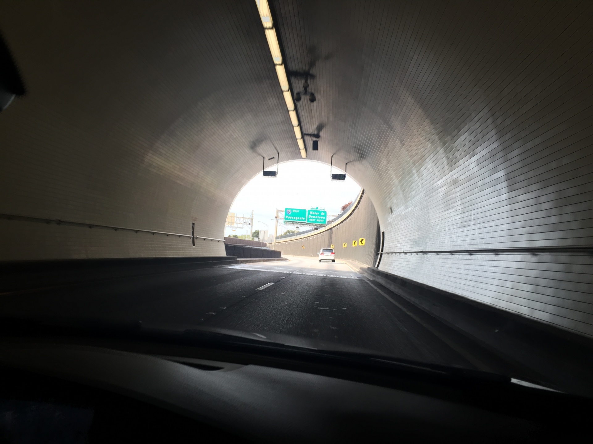 开车经过隧道