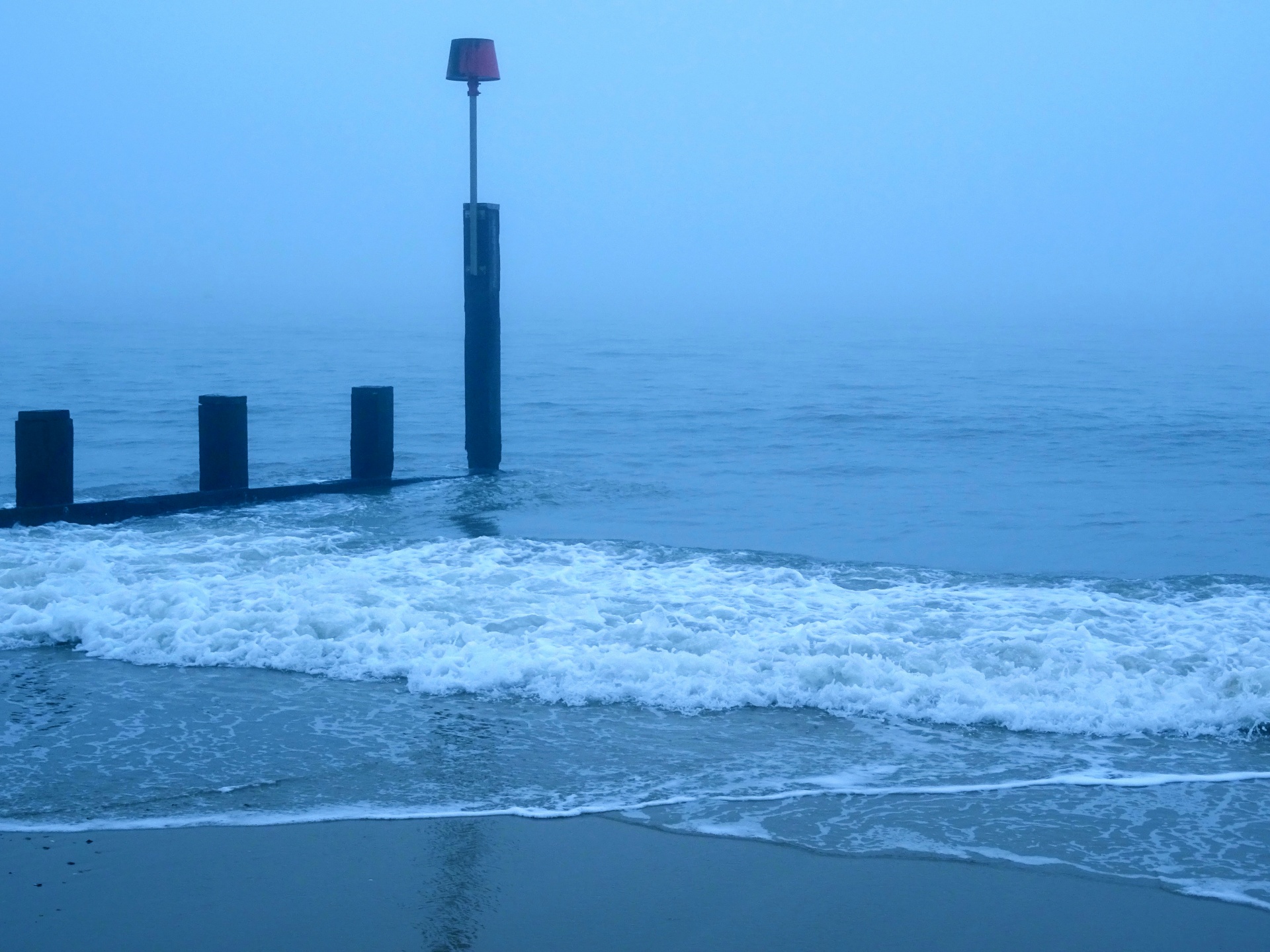 有雾的早晨海浪