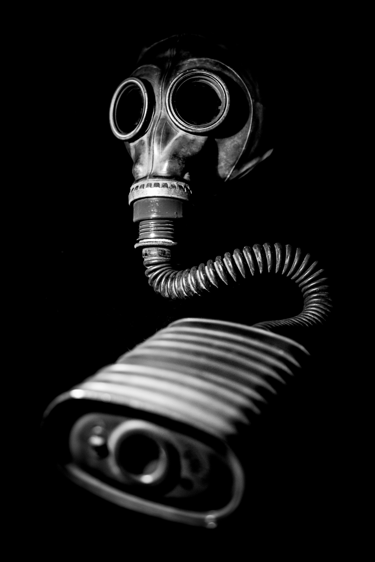 Maska gazowa w cieniu