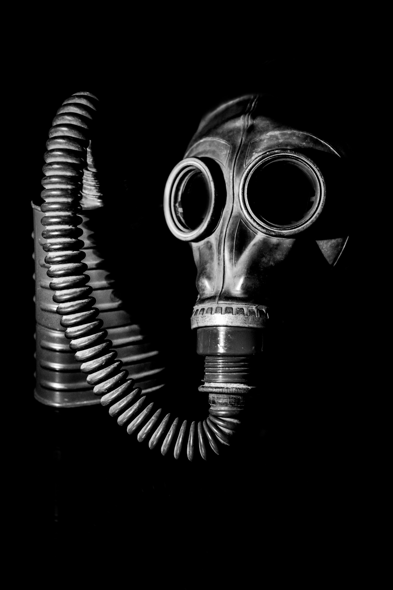 Gas Mask In ombra