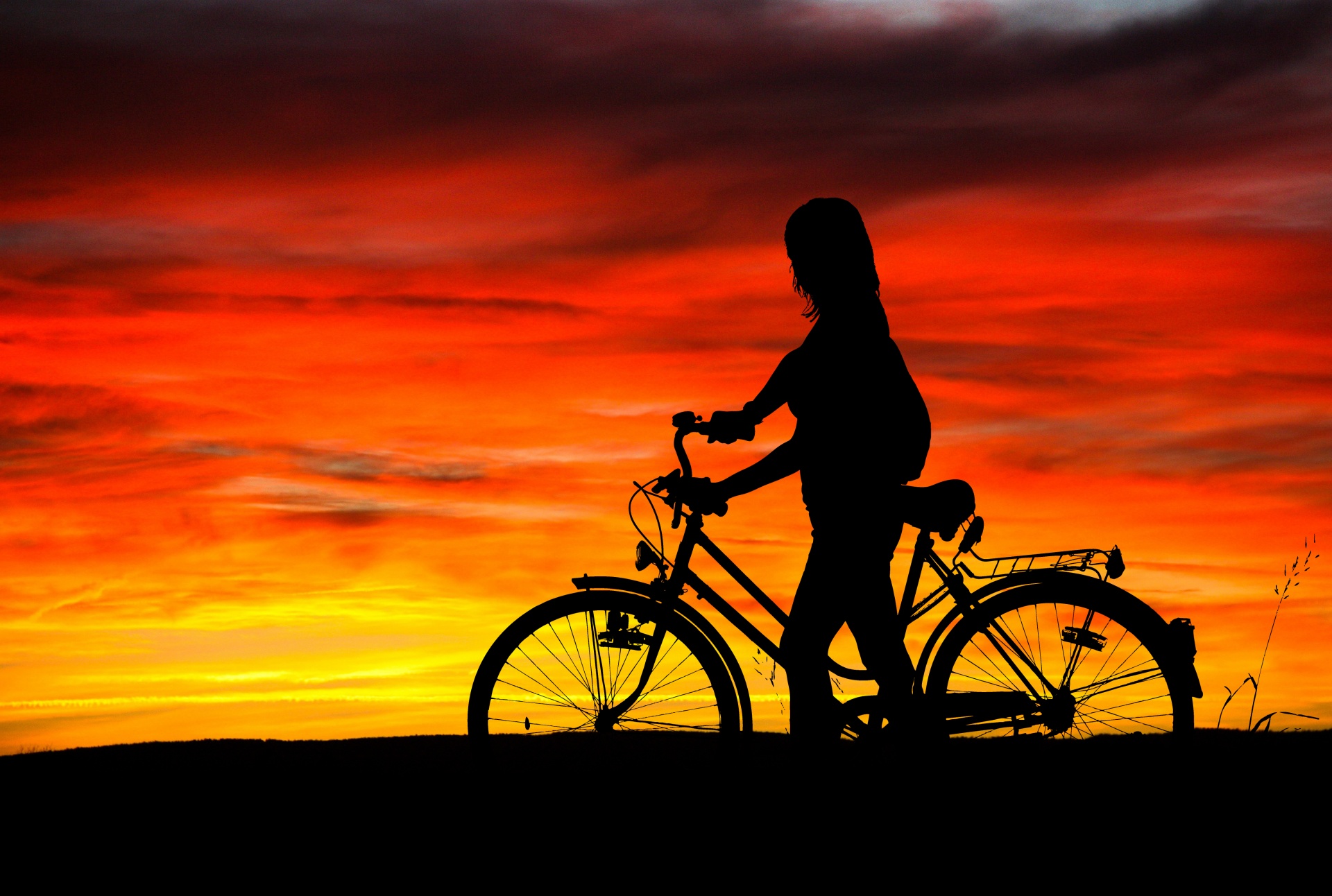 女孩和自行车日落