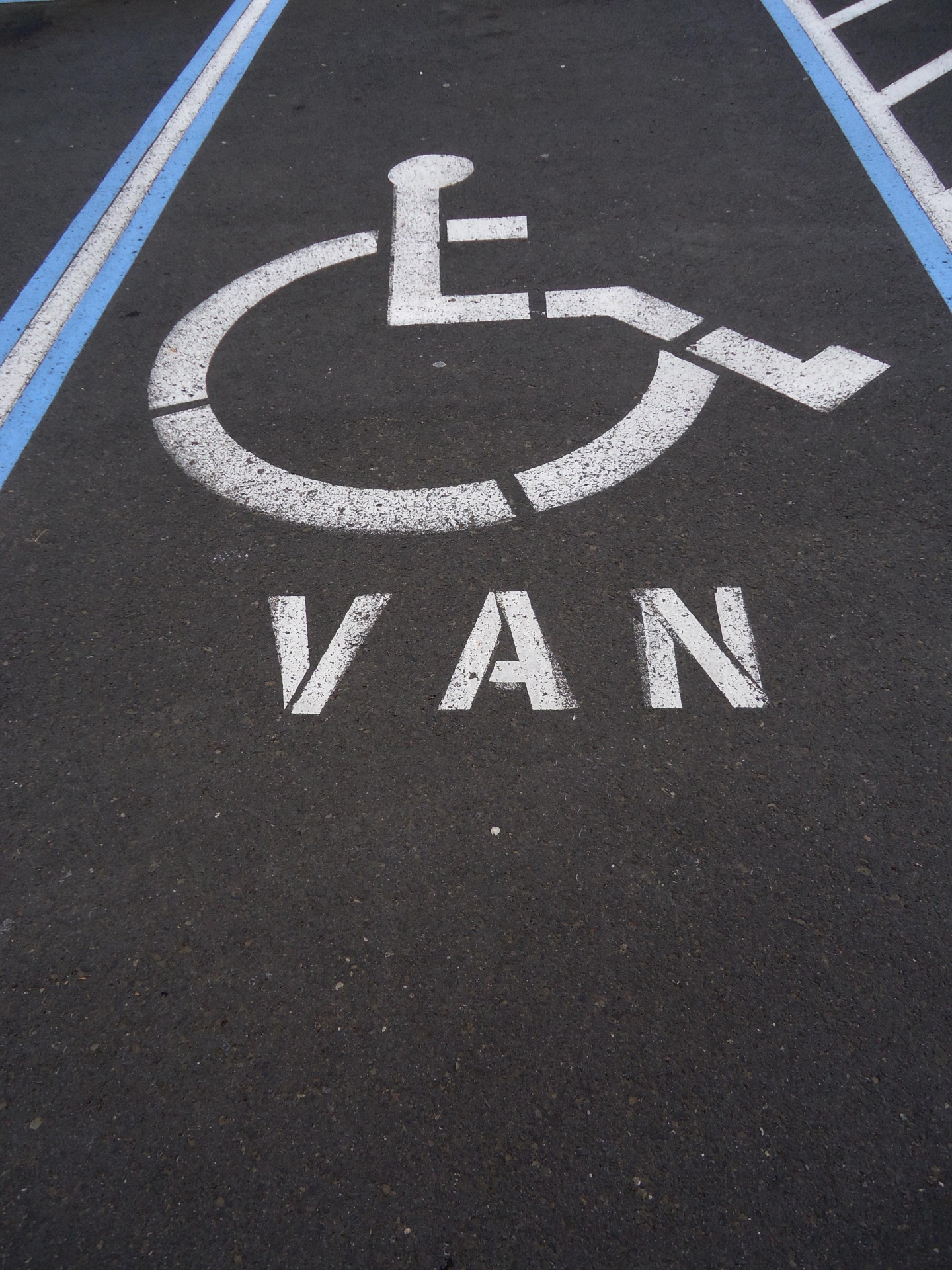 对于范残疾人专用停车位空间
