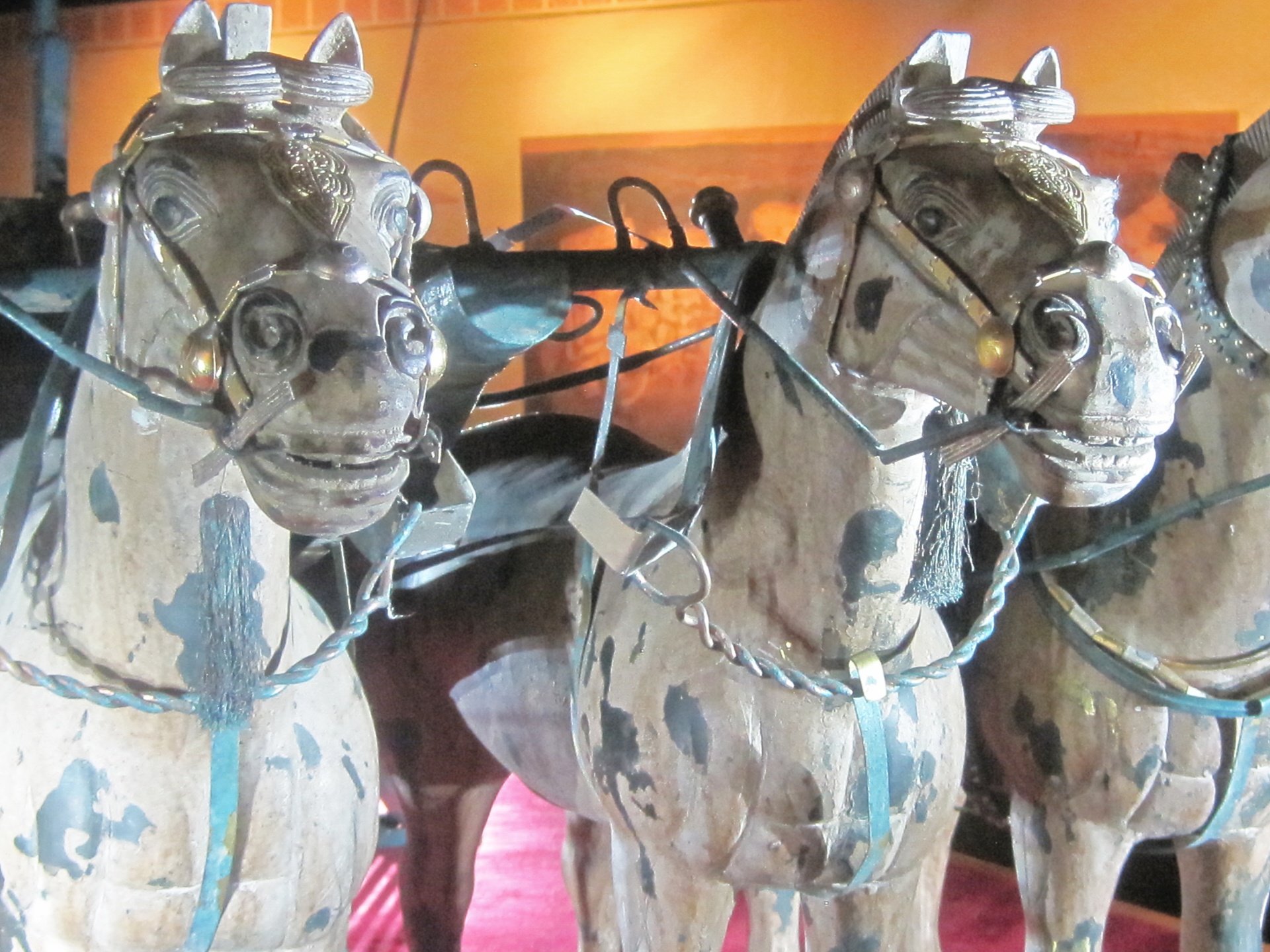 Cavalli bardati di argilla replicati