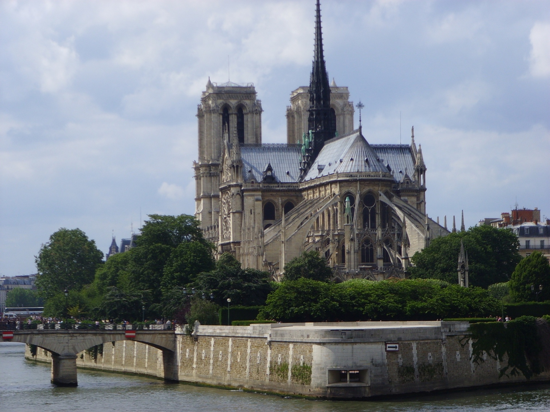 历史悠久的巴黎圣母院