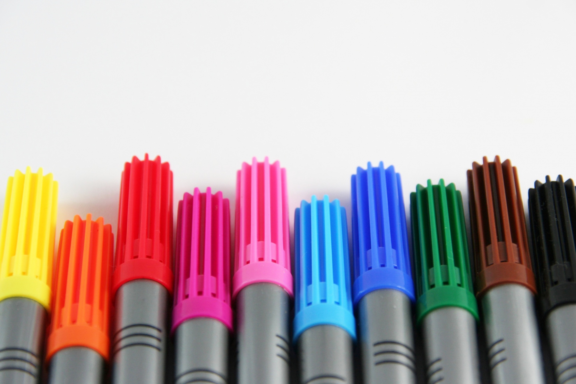Farbige Stifte in einer Reihe