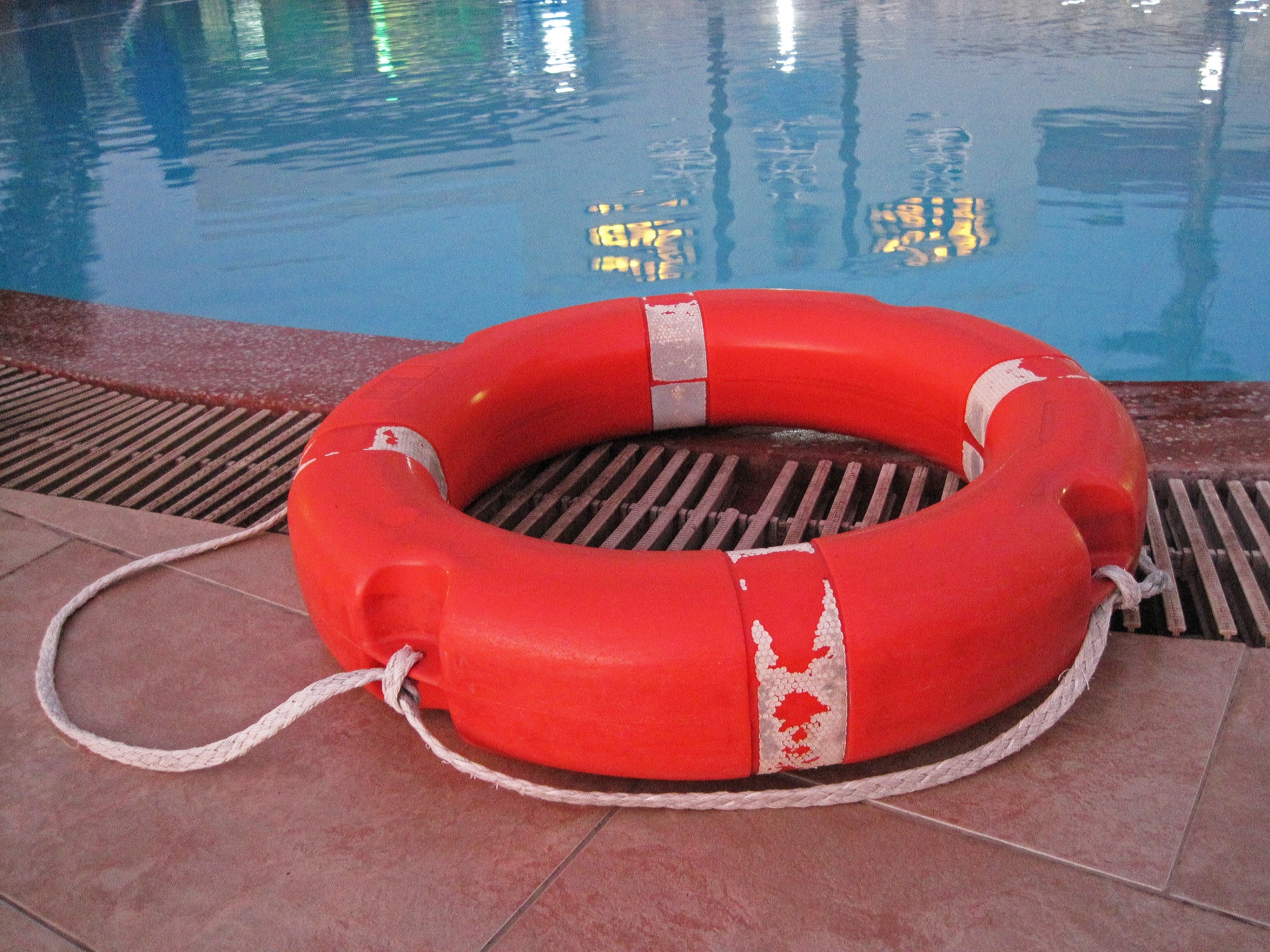 Anello salvagente a bordo piscina