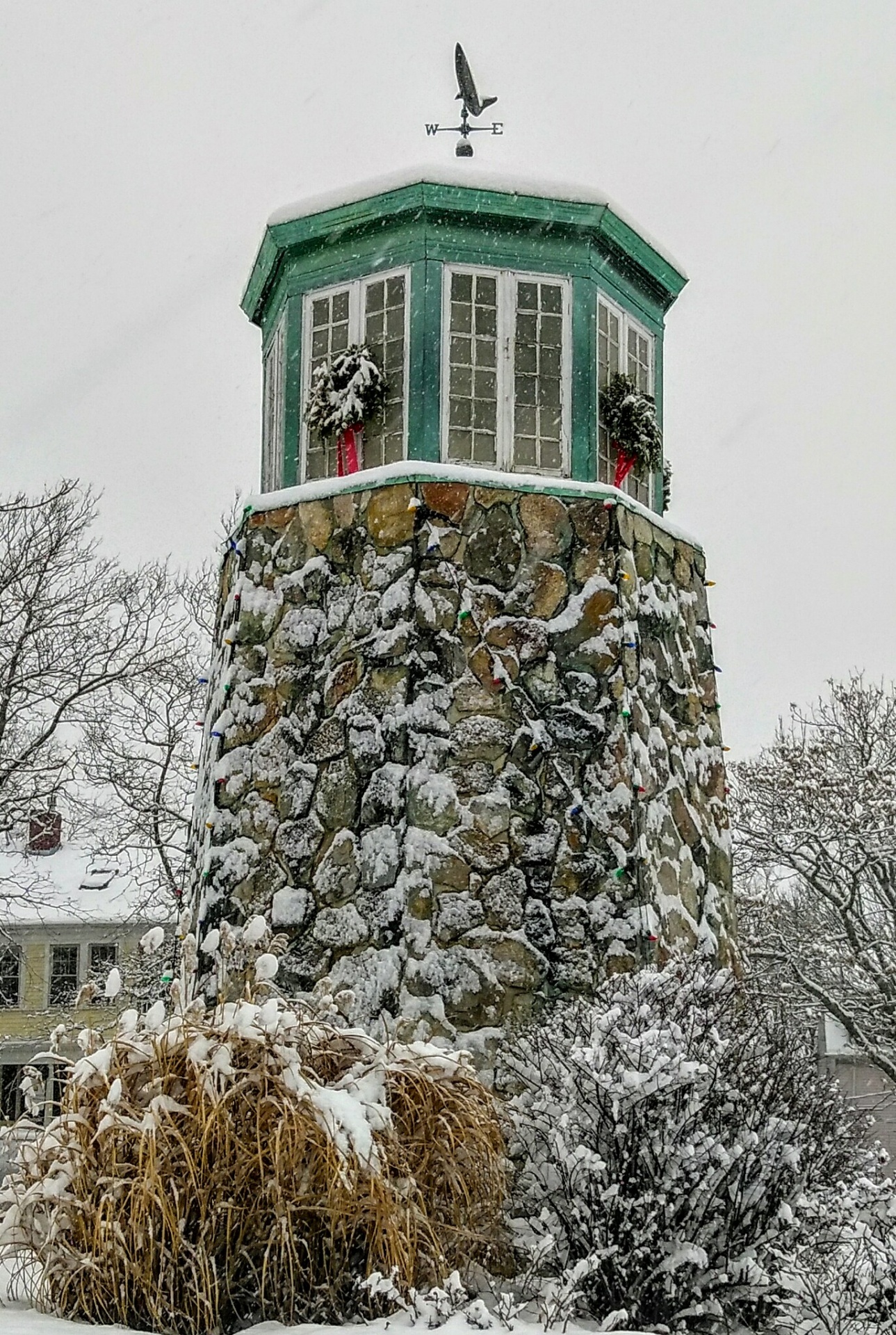 灯塔在雪地