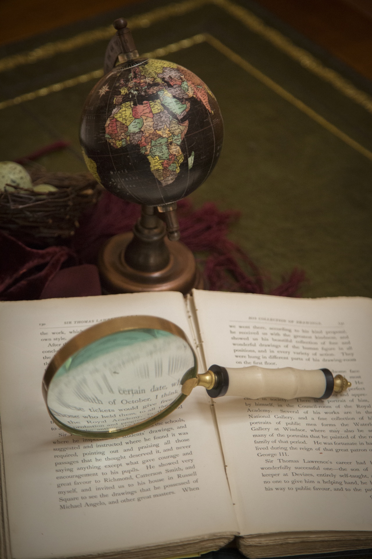 Magnifier e vecchio libro