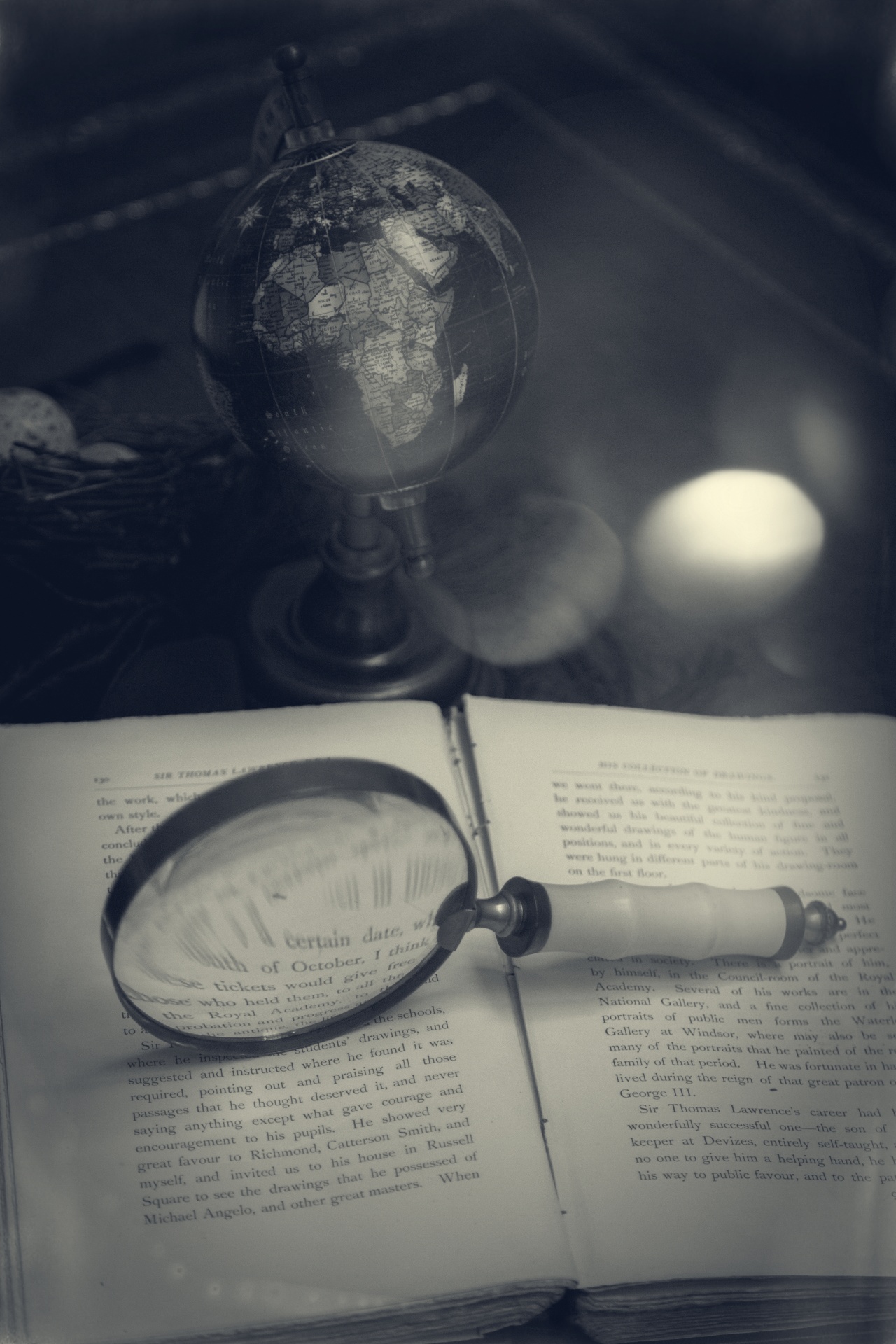 Magnifier e livro velho