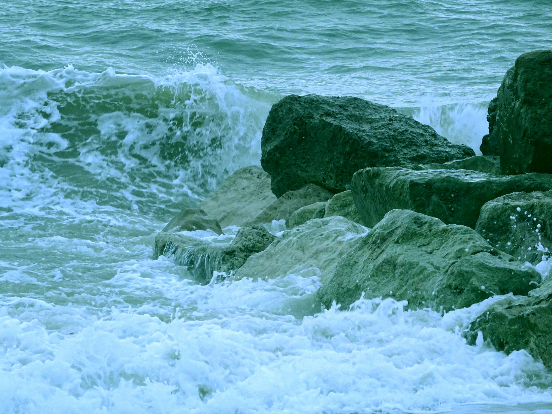 海浪拍打岩石上