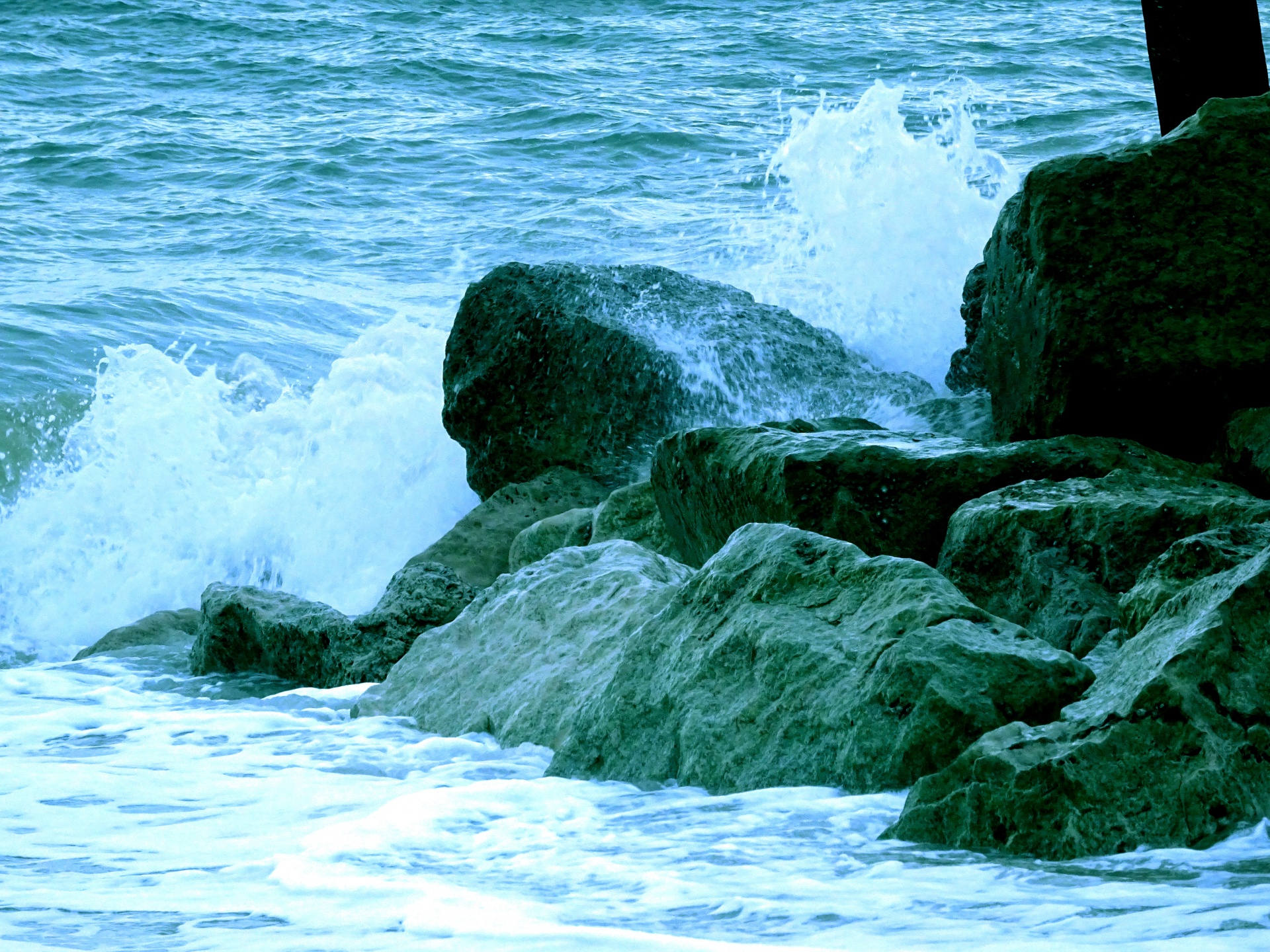 Ocean Waves si infrangono sulle rocce