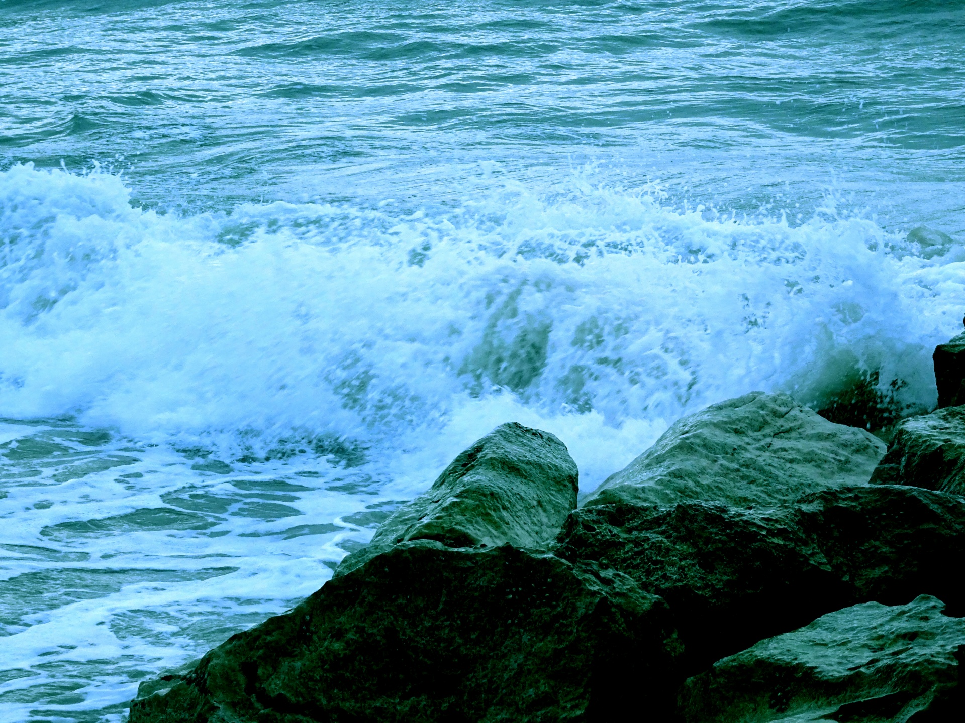 Ondas do mar quebrando nas pedras