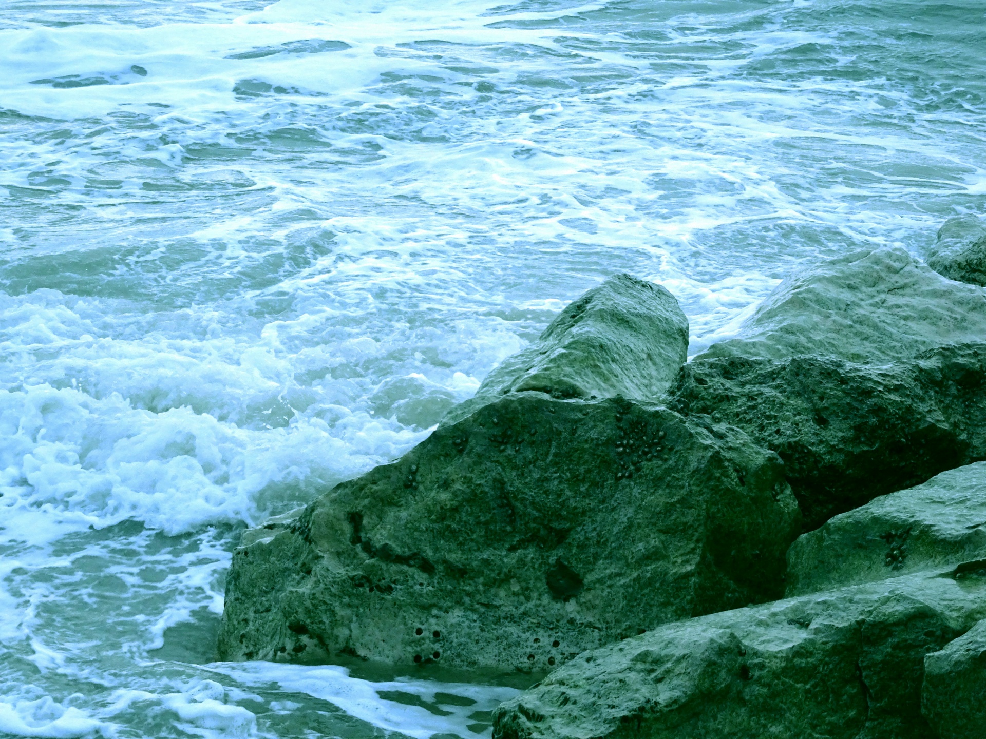 海浪拍打岩石上