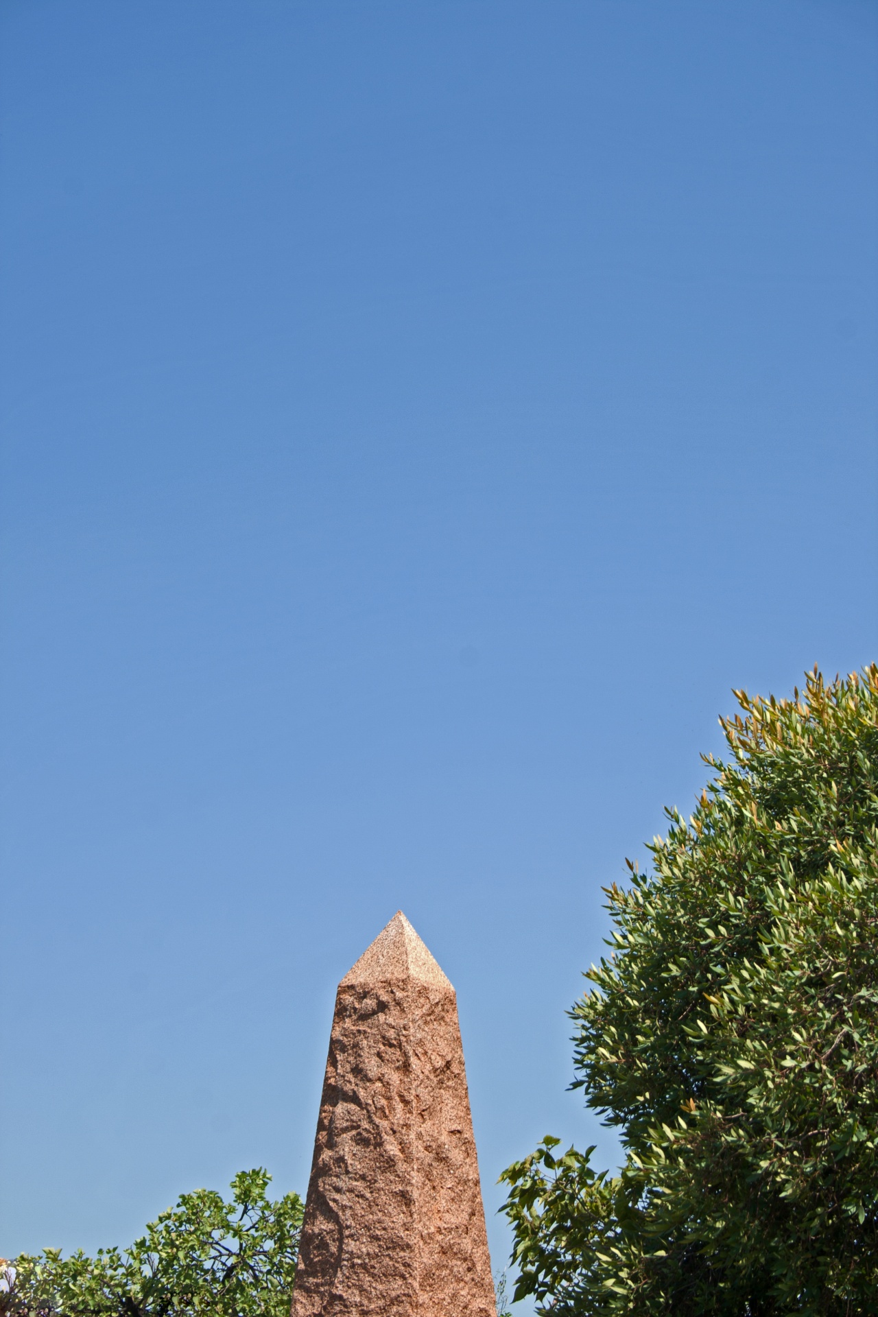 Ponto de obelisco contra o céu azul