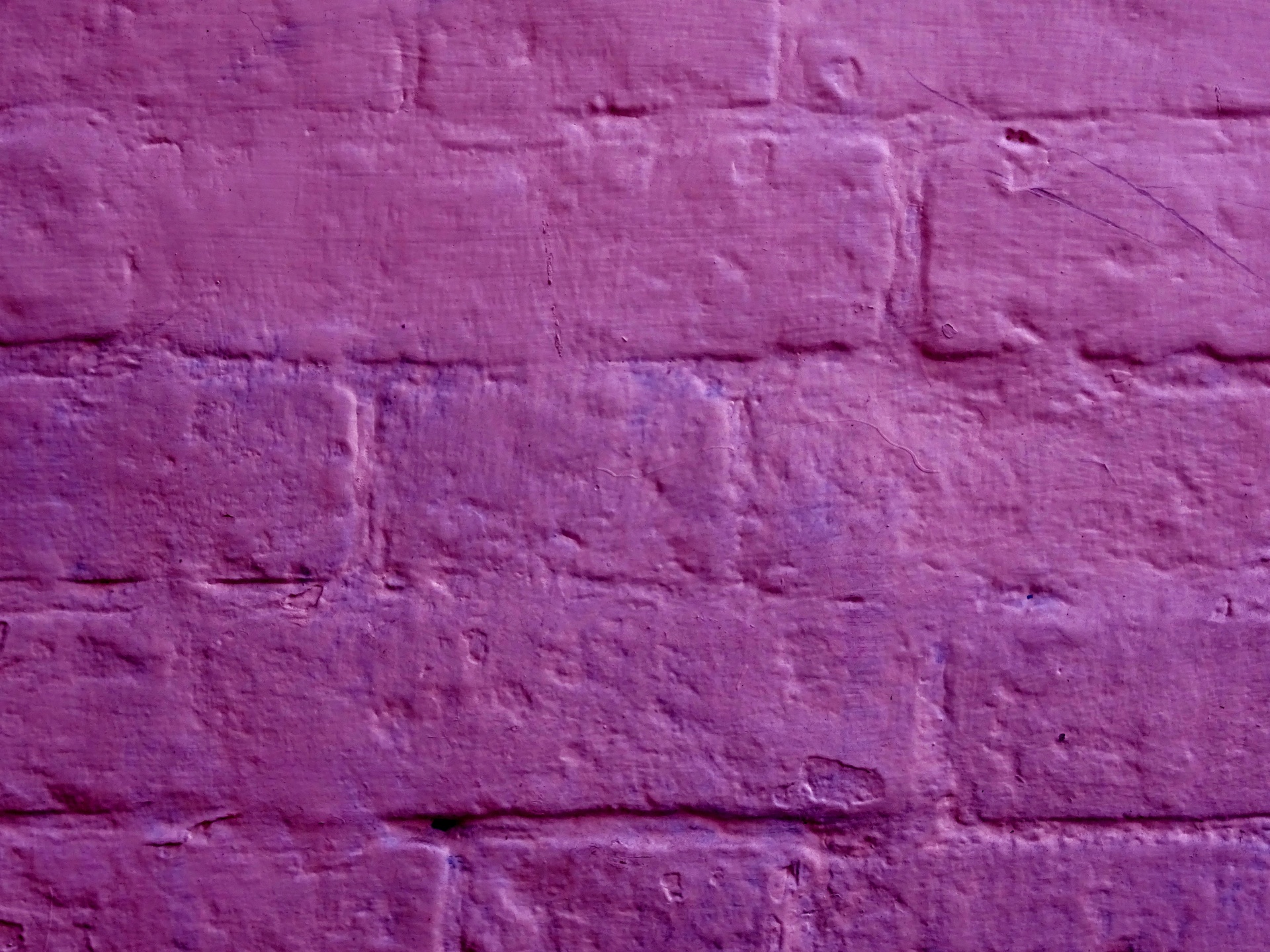 Parede de tijolos pintados roxo