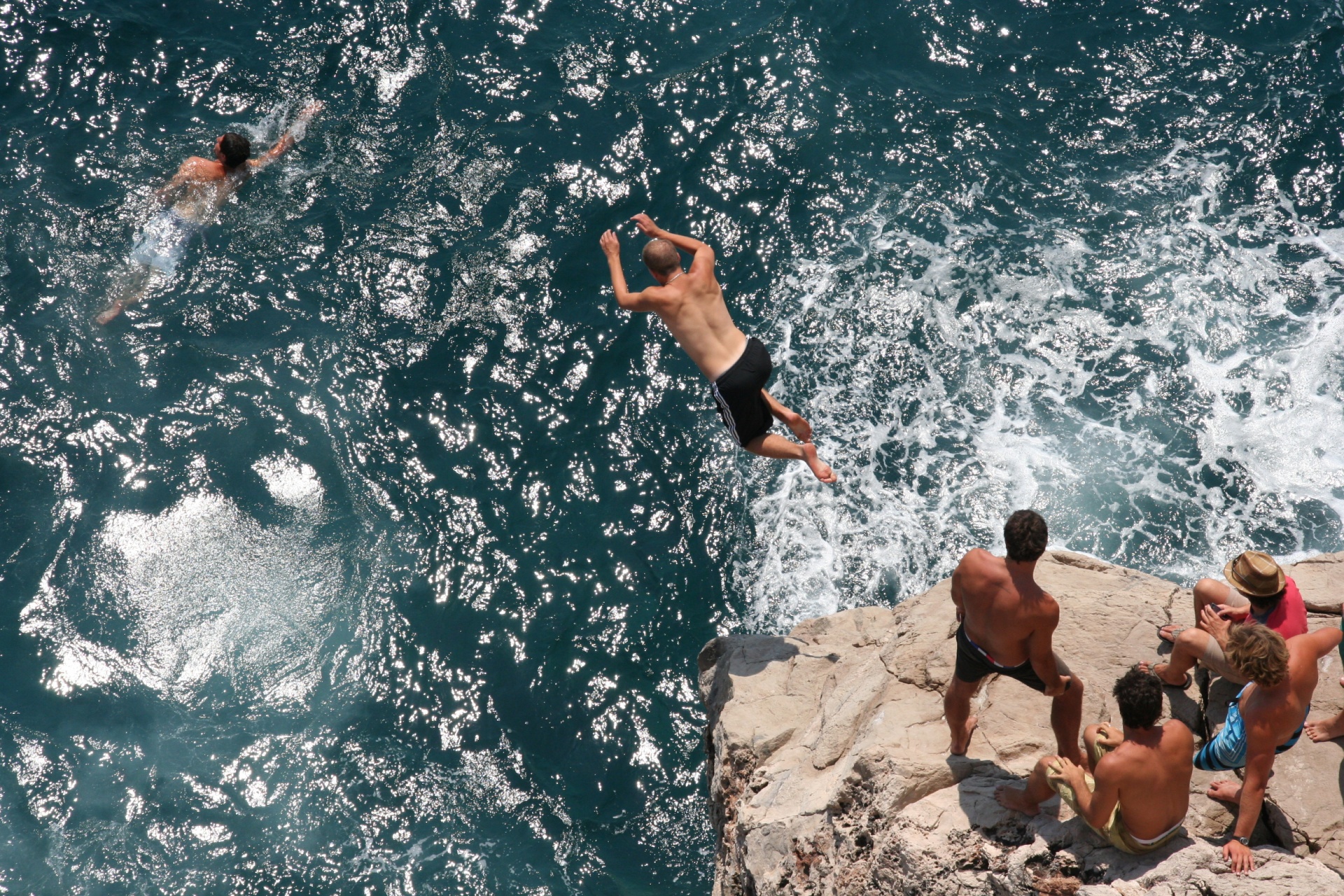 Saltare in acqua da una roccia