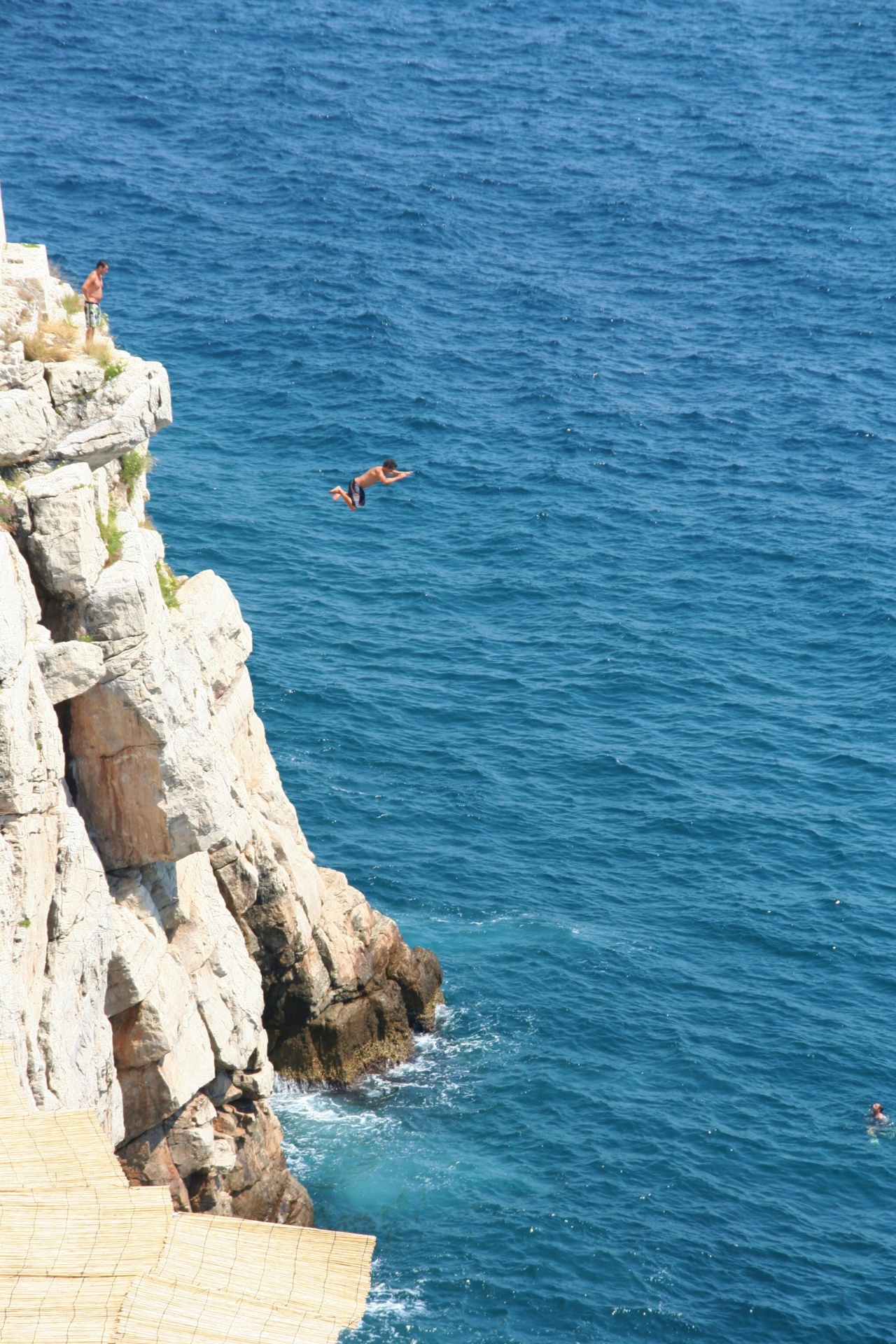 Saltare in acqua da una roccia